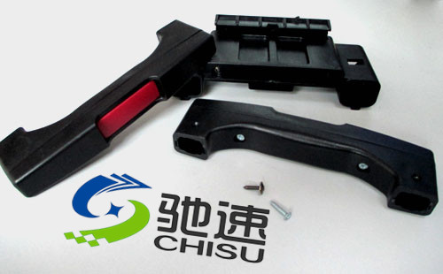 行李箱拧螺丝